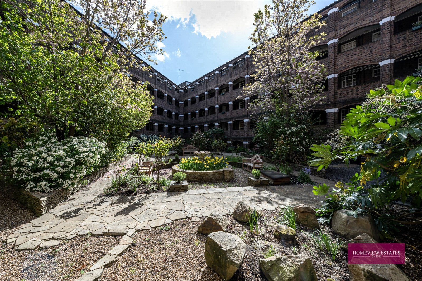Flat Mortimer Crescent in Greater London