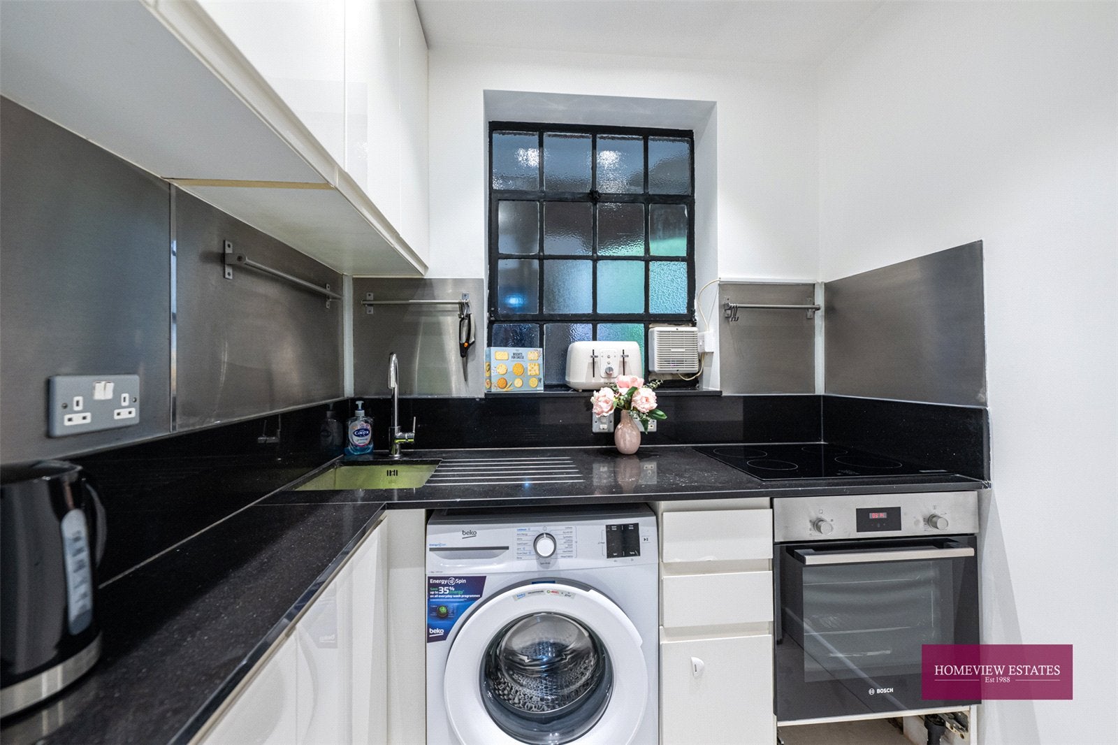 Flat Mortimer Crescent in Greater London