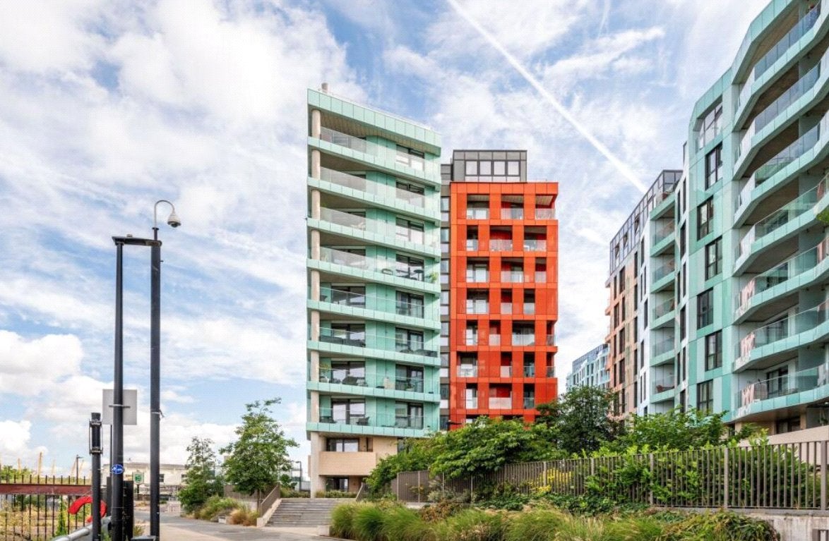 Flat Telegraph Avenue in Greater London