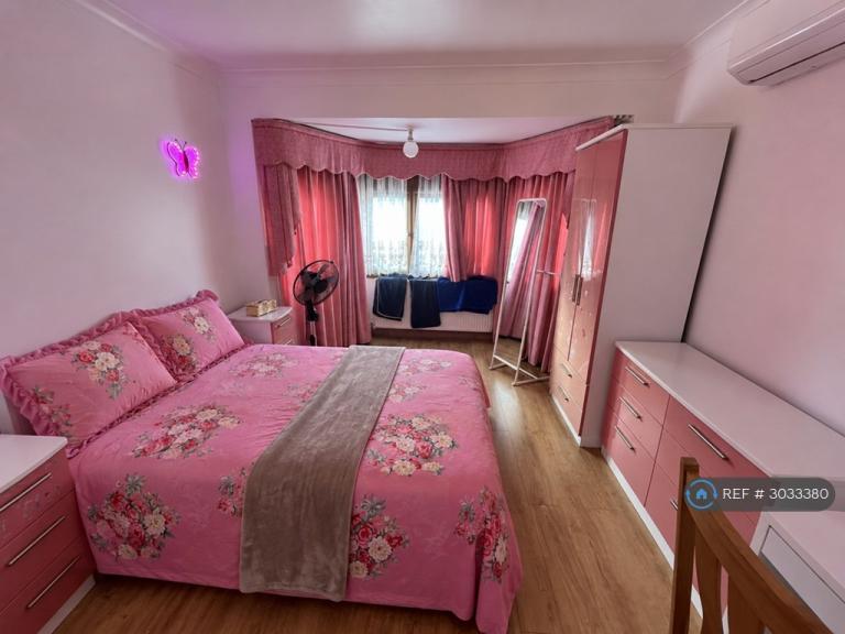 Room New Park Avenue in Greater London
