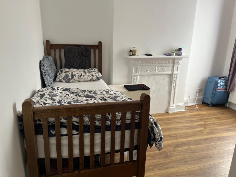 Room Mildenhall Road in Greater London