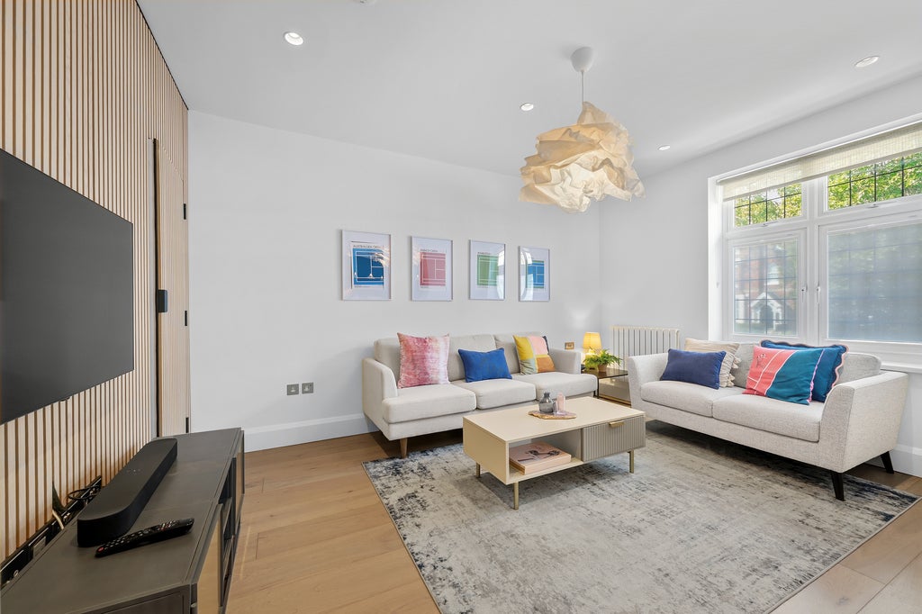 Flat Ridgway in Greater London