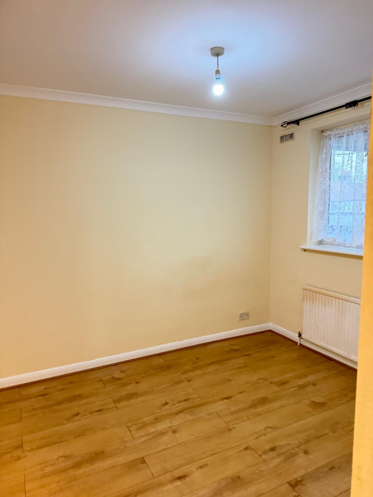 Flat Hunter Road in Greater London