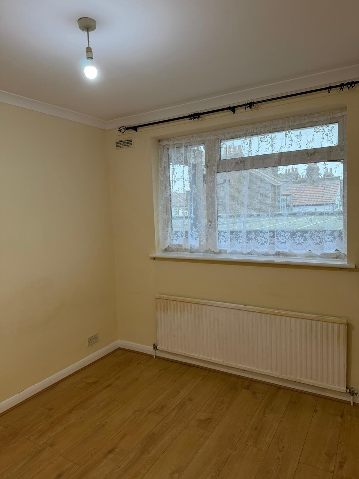 Flat Hunter Road in Greater London