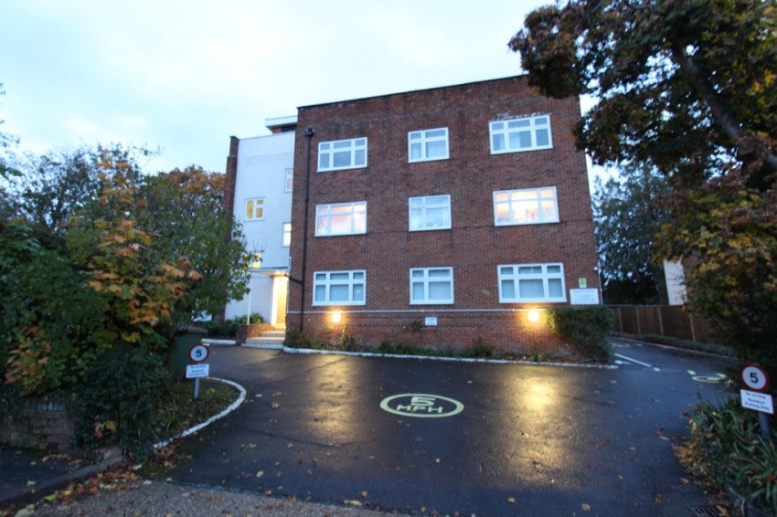 Flat Bassett Avenue in Southampton