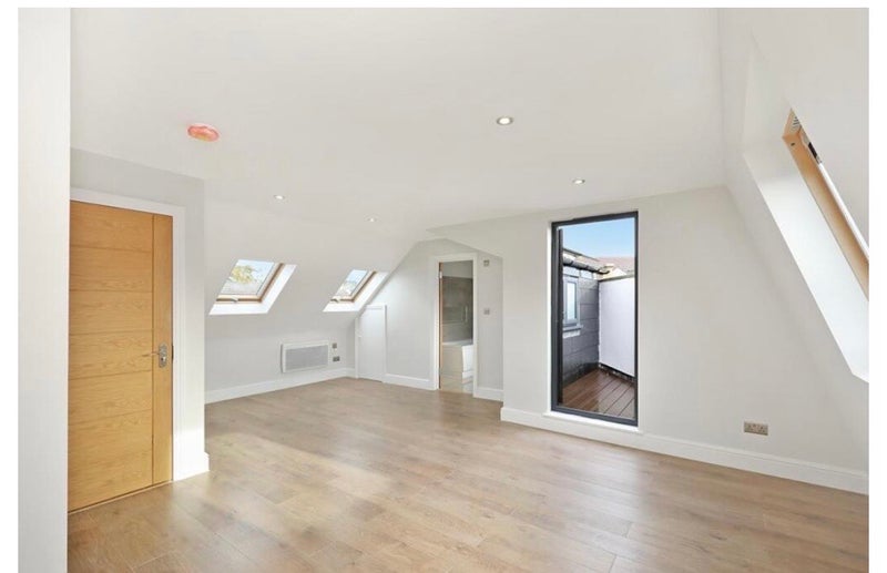 Room Lyveden Road in Greater London