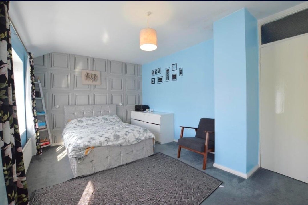 Room Long Readings Lane in Slough