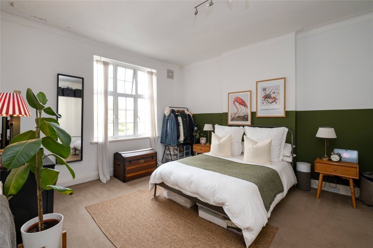 Flat Leigham Avenue in Greater London