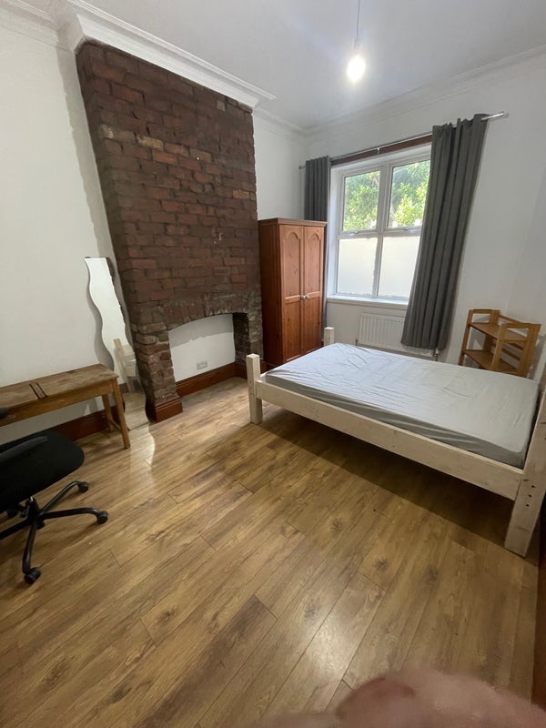 Room Cowlishaw Road in Sheffield