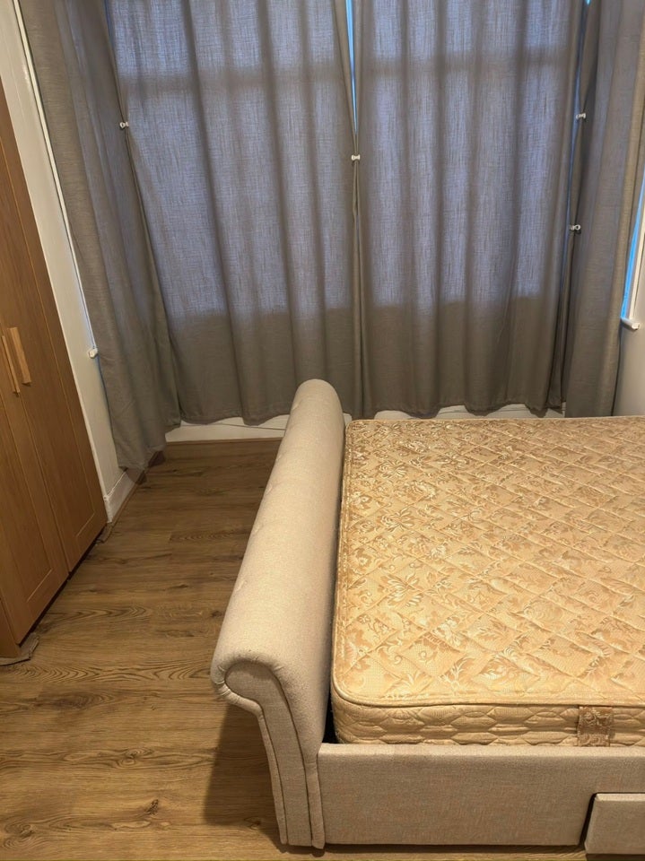 Room Rainham Road South in Greater London