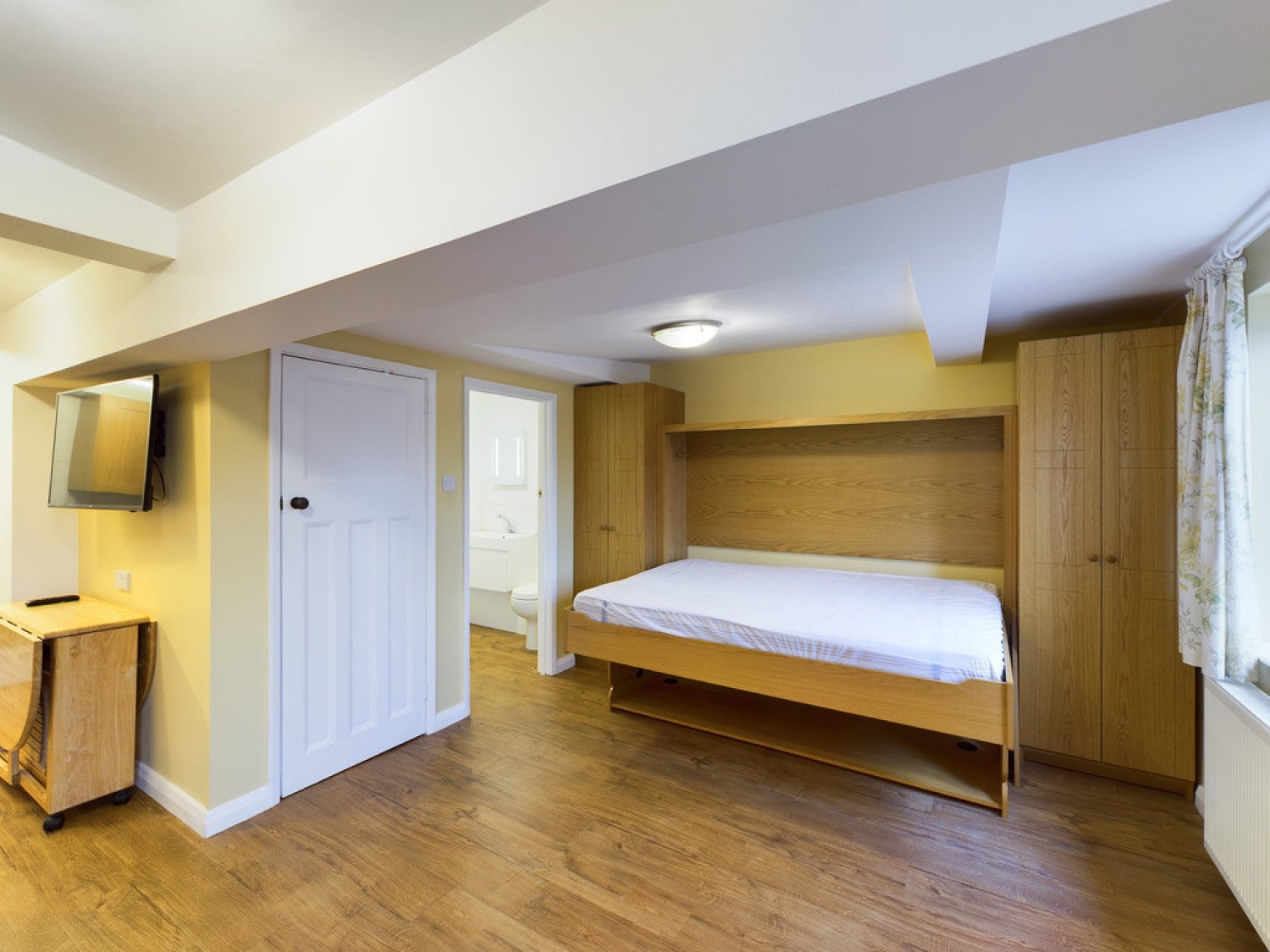 Flat Haslett Avenue East in Crawley