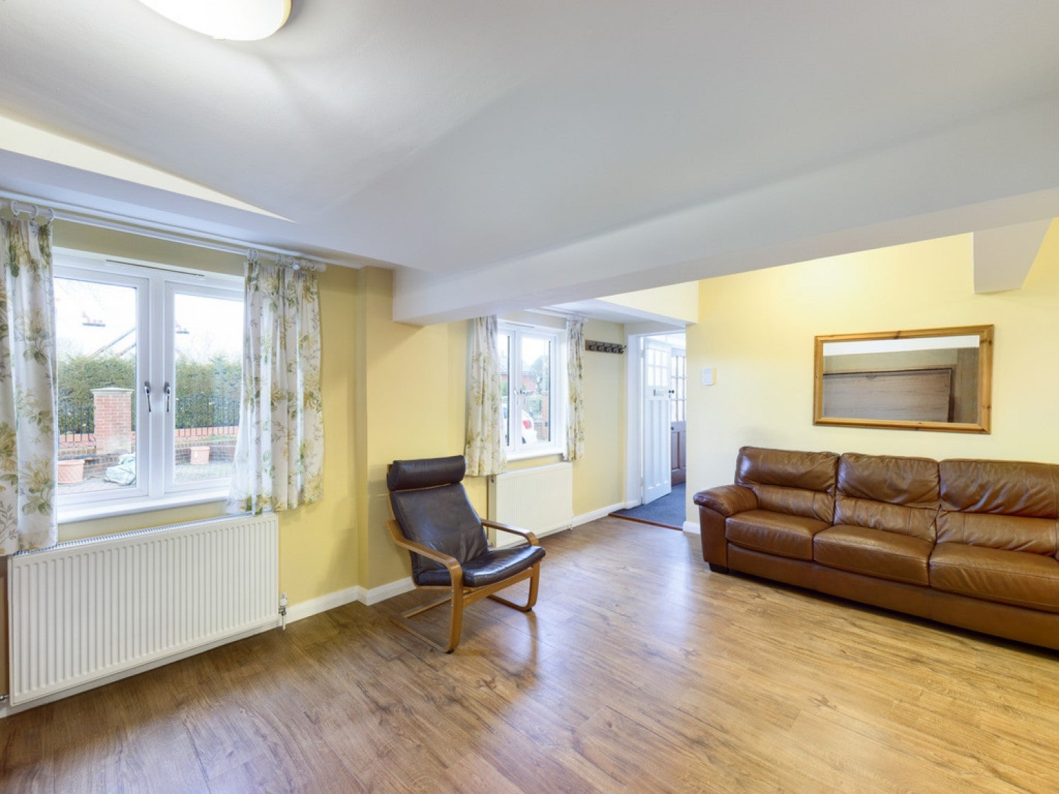 Flat Haslett Avenue East in Crawley