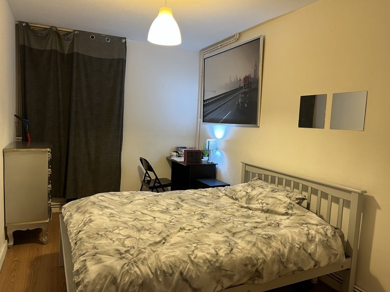 Room Dellow Street in Greater London
