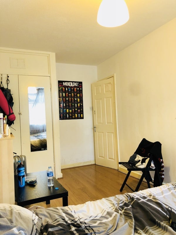 Room Dellow Street in Greater London