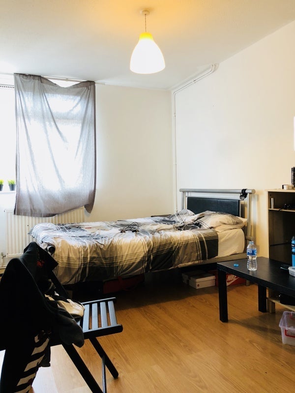 Room Dellow Street in Greater London