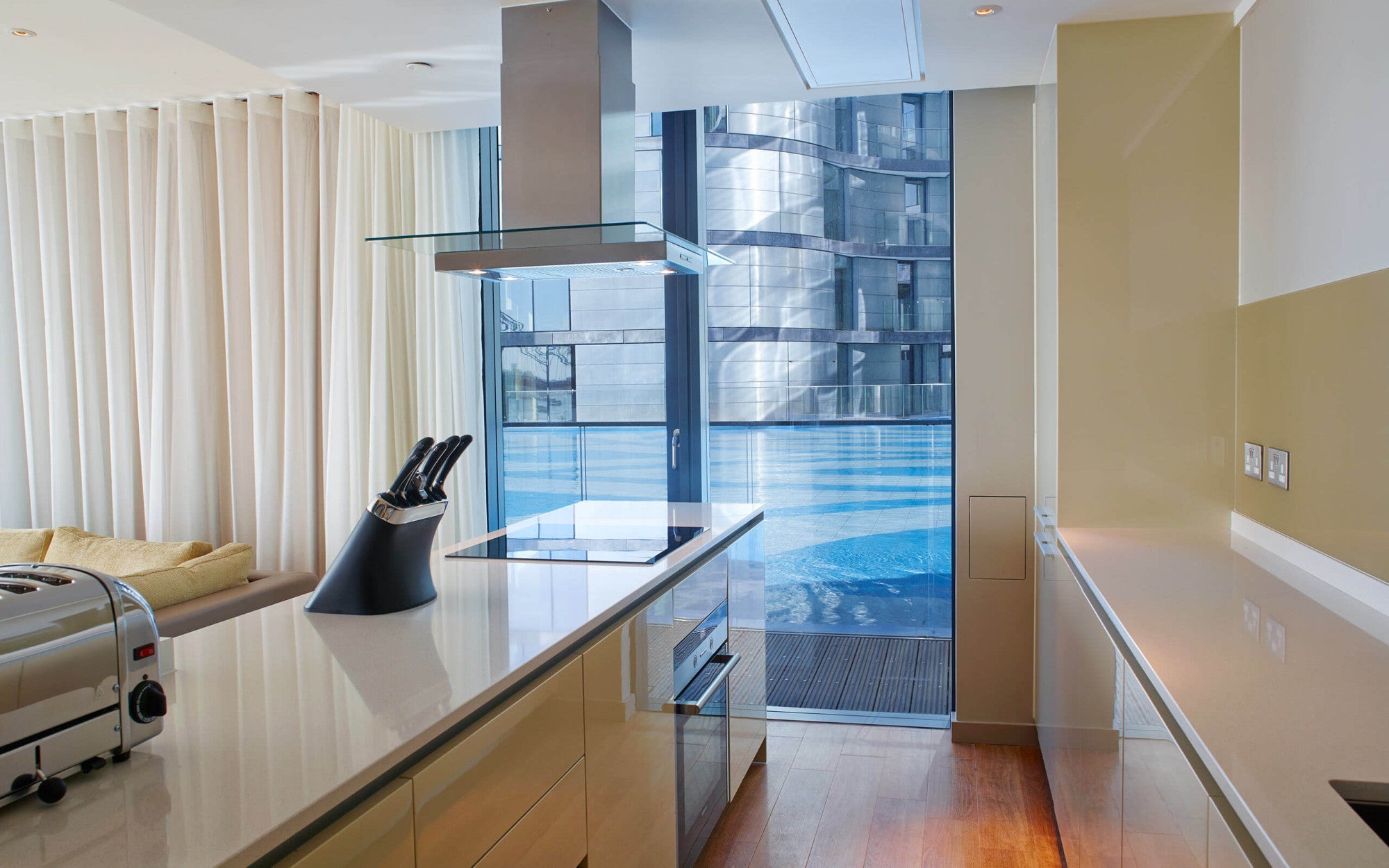 Flat Lower Thames Street in City of London