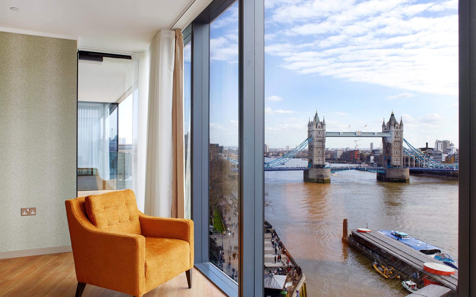 Flat Lower Thames Street in City of London