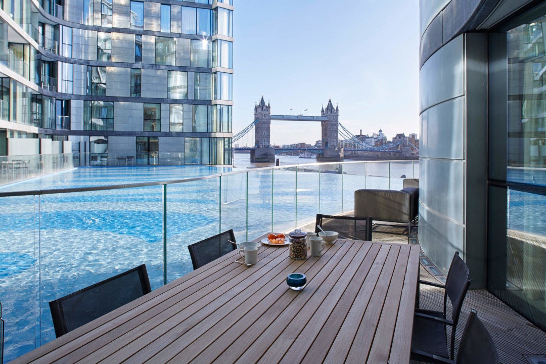 Flat Lower Thames Street in City of London