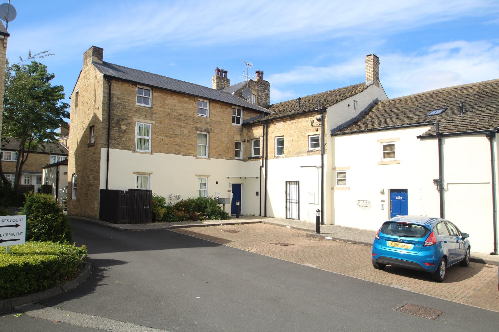 Flat Pine Tree Avenue in Leeds