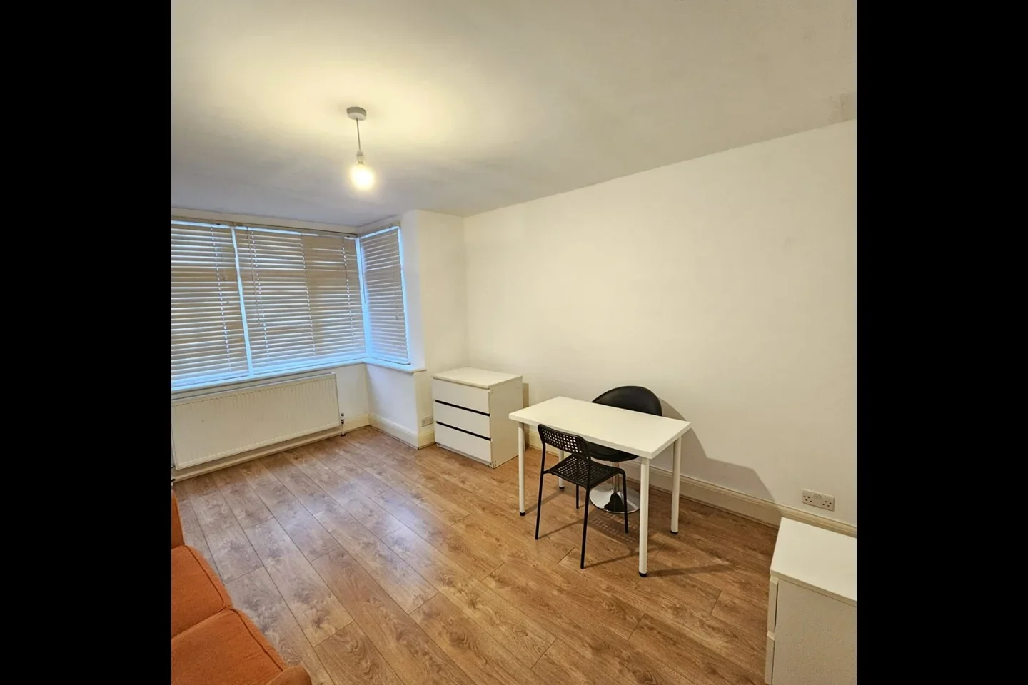Flat Highfield Avenue in Greater London