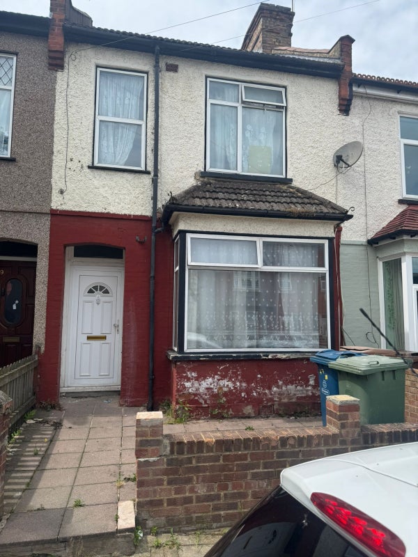 House Rosslyn Crescent in London