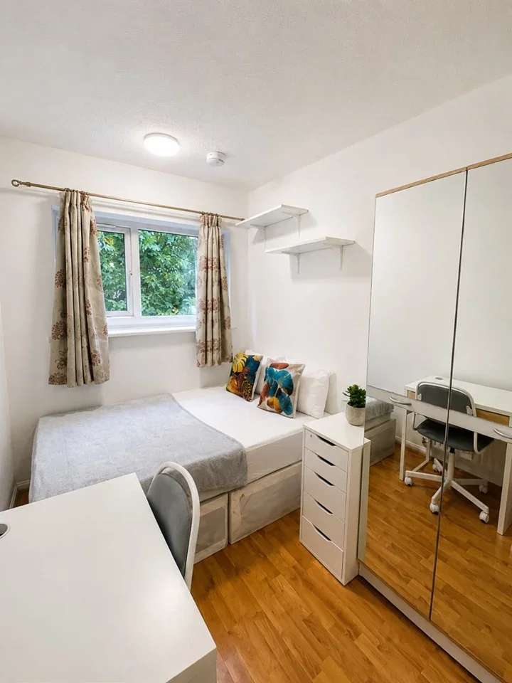 Room Tresham Crescent in City of Westminster