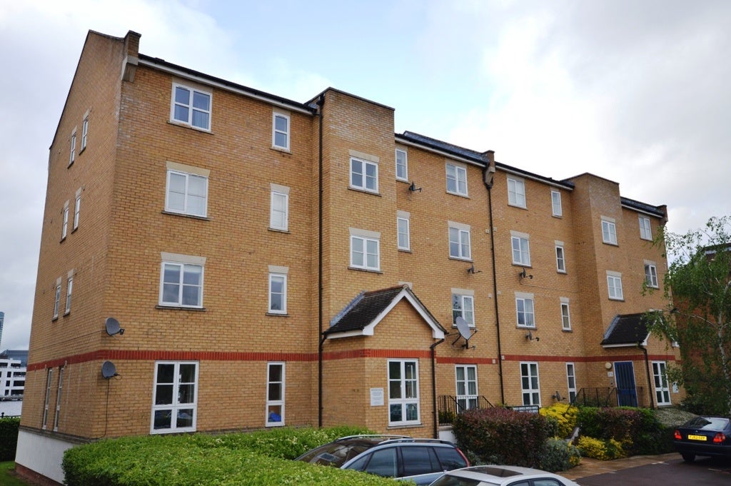 Flat Wheat Sheaf Close in Greater London