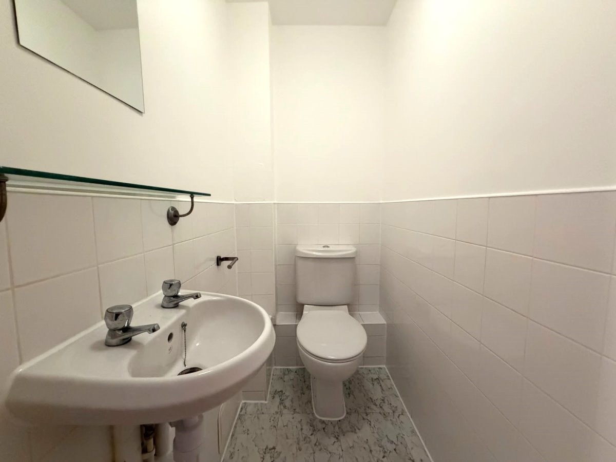 Flat Palmerston Road in Greater London