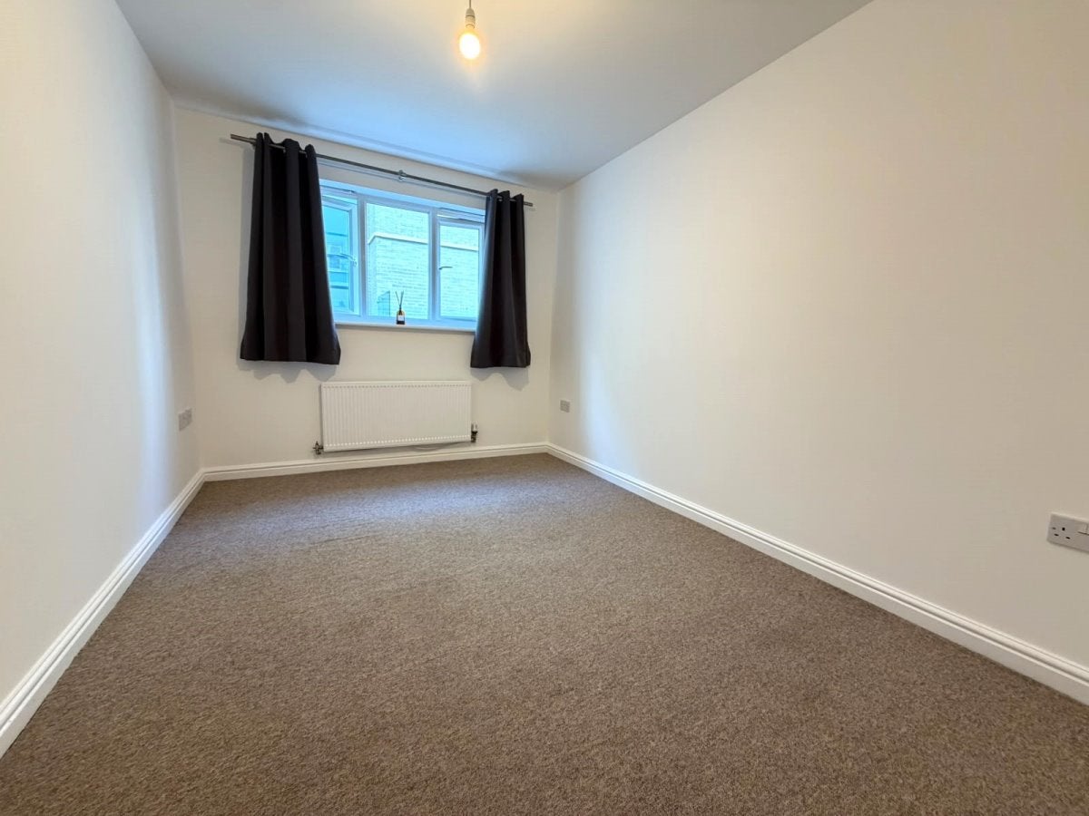 Flat Palmerston Road in Greater London