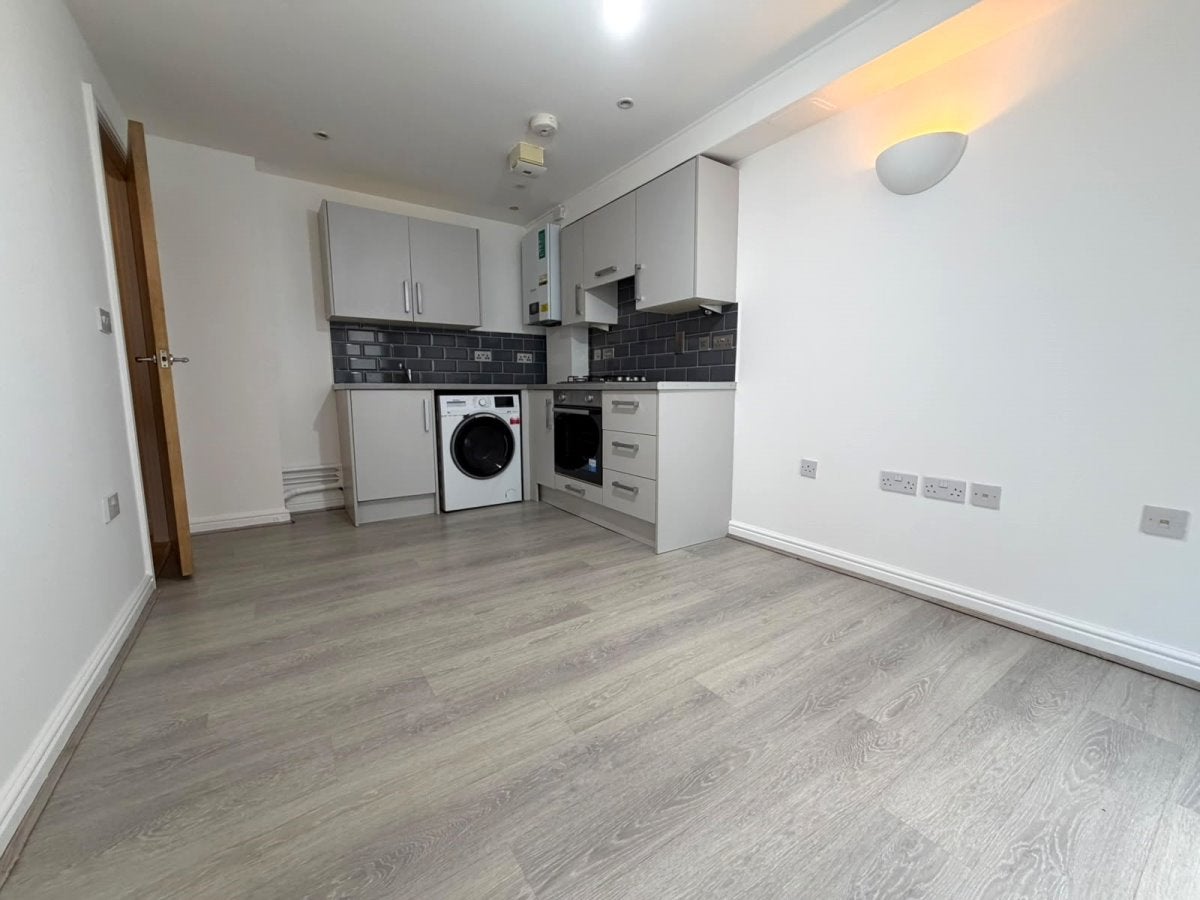 Flat Palmerston Road in Greater London