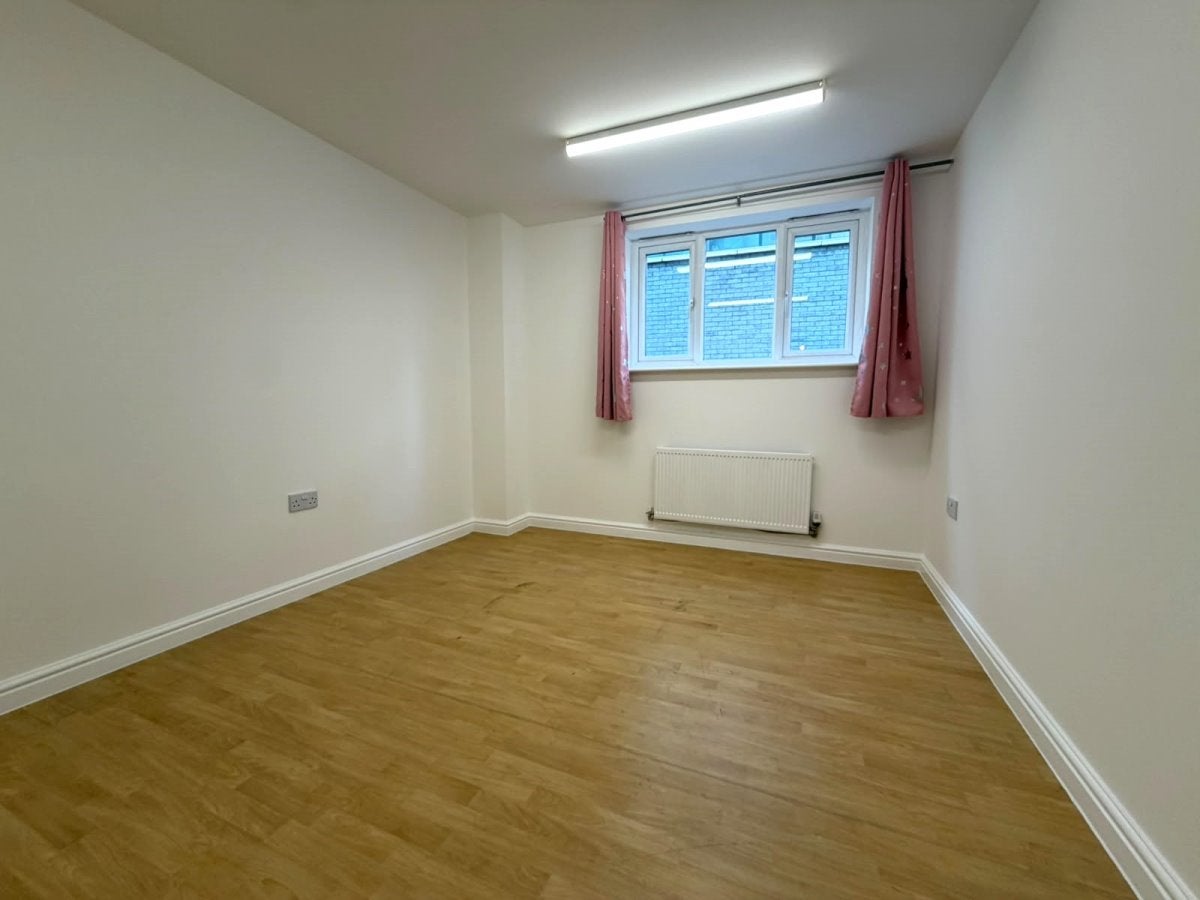 Flat Palmerston Road in Greater London