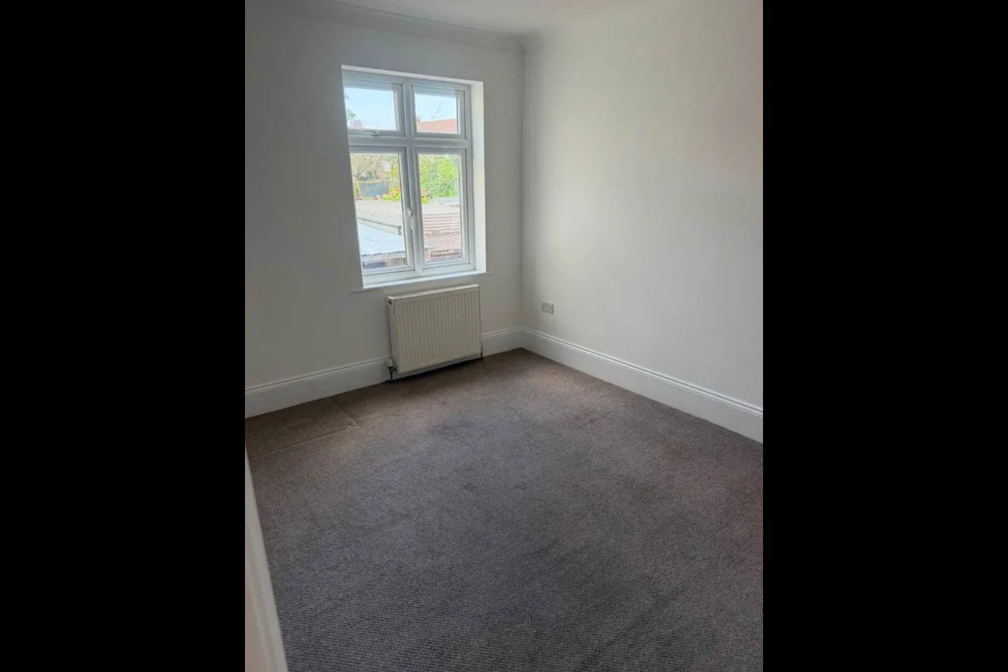 Flat Hornchurch Road in Greater London