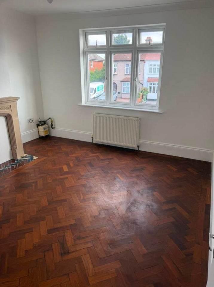 Flat Hornchurch Road in Greater London