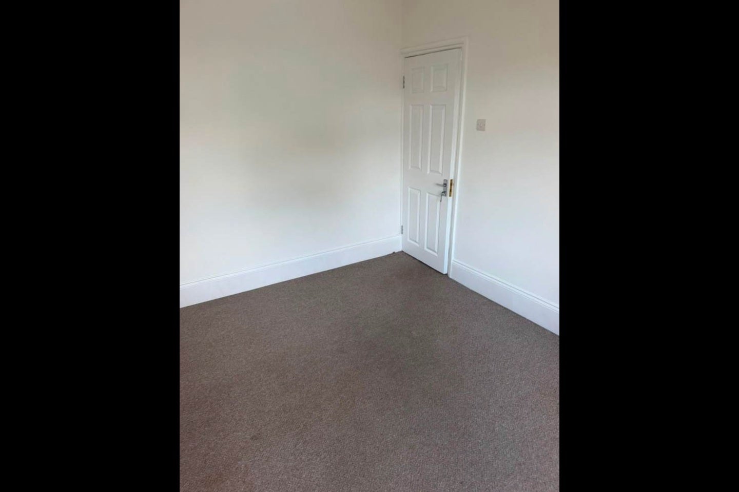 Flat Hornchurch Road in Greater London