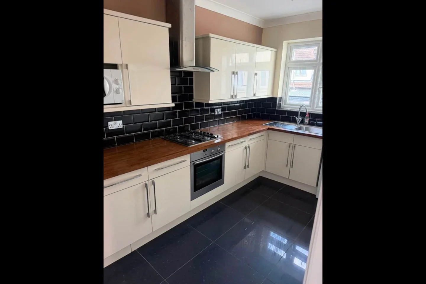 Flat Hornchurch Road in Greater London
