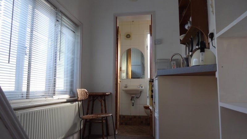 Flat Lower Teddington Road in Greater London
