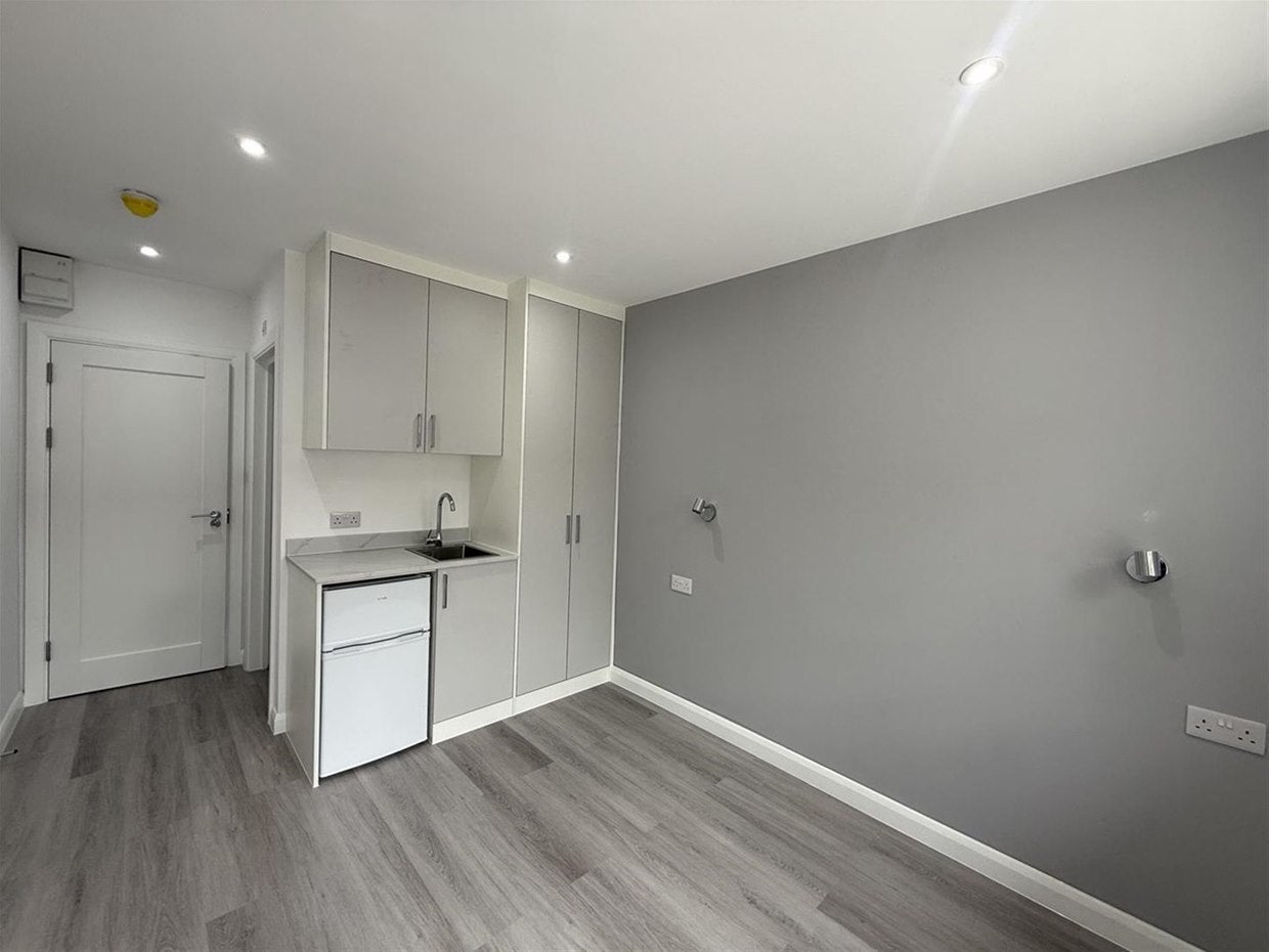 Room Sheffield Road in Slough
