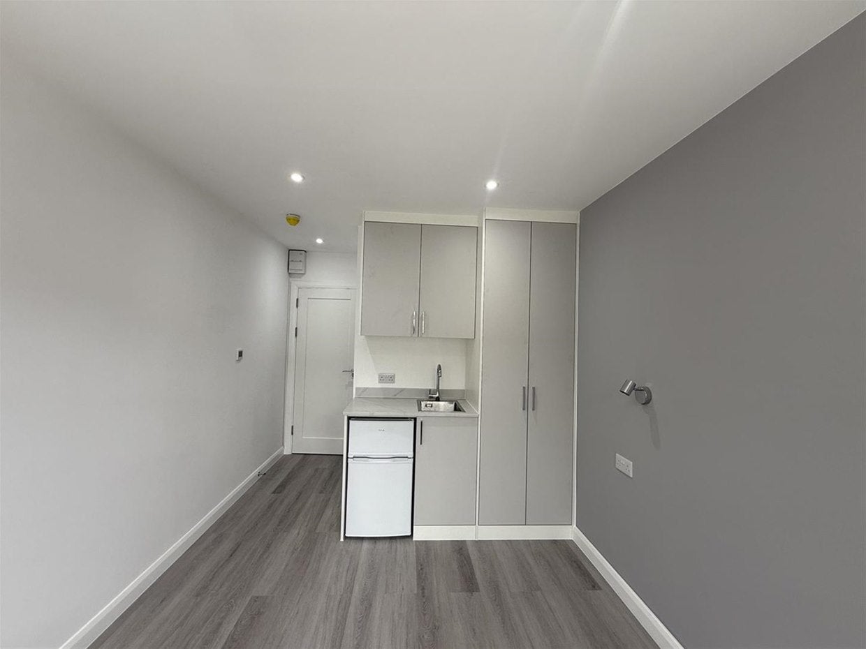 Room Sheffield Road in Slough