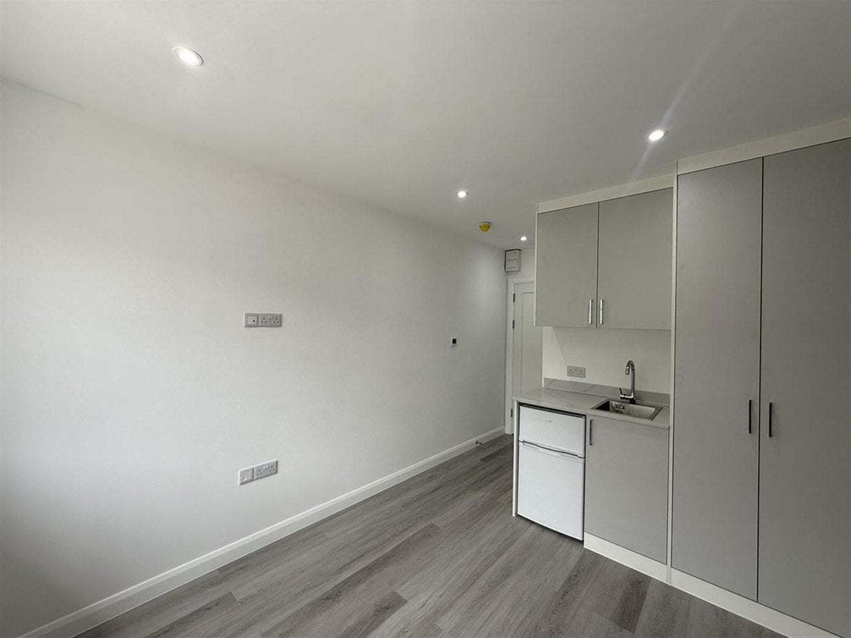 Room Sheffield Road in Slough