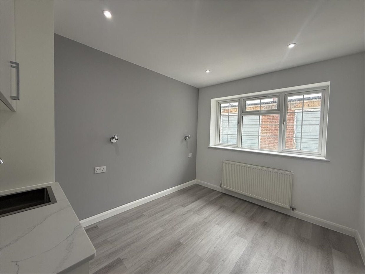 Room Sheffield Road in Slough