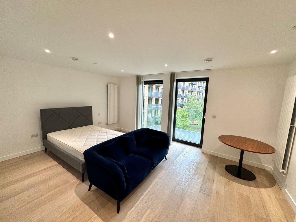 Flat Regalia Close in Greater London