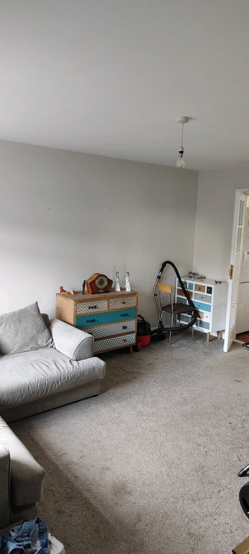 Room Overton Crescent in East Calder