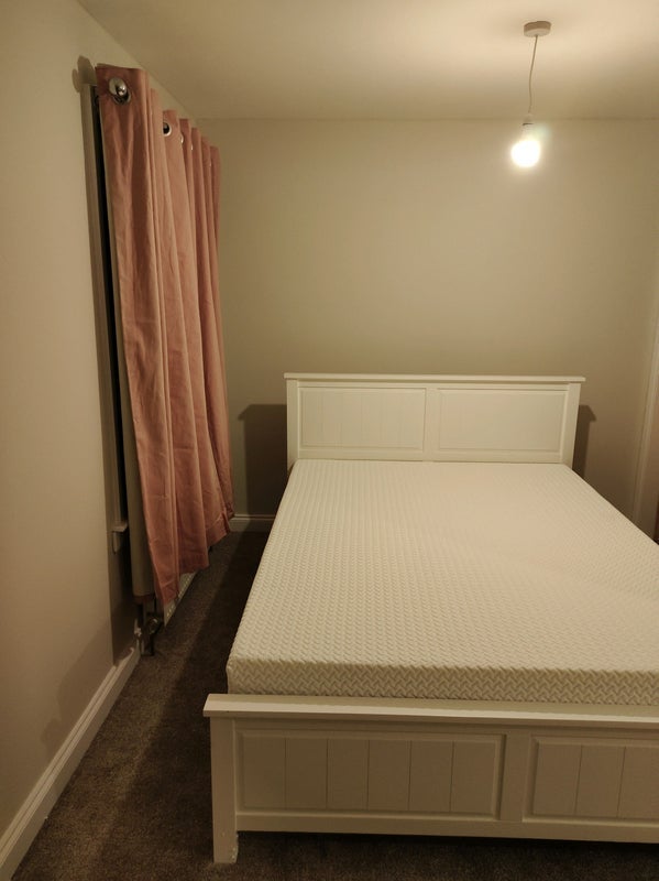 Room Overton Crescent in East Calder