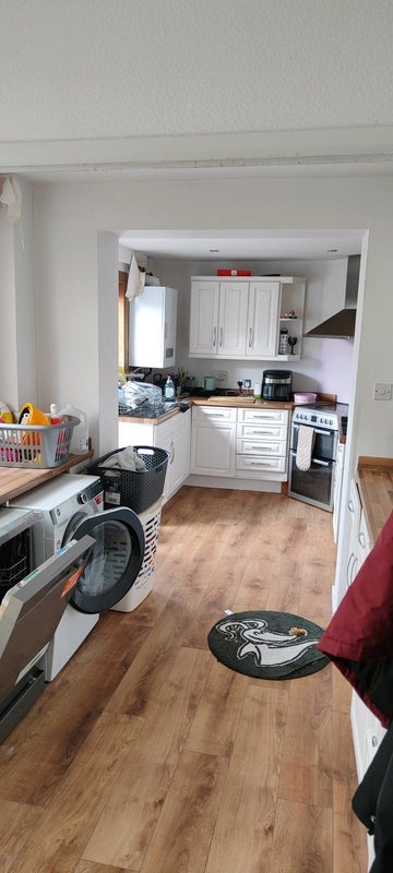 Room Overton Crescent in East Calder