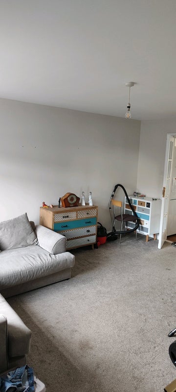 Room Overton Crescent in East Calder