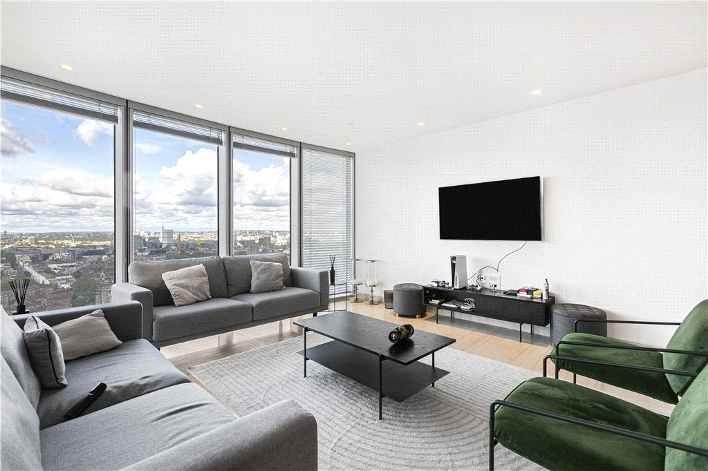 Flat Nine Elms Lane in Greater London