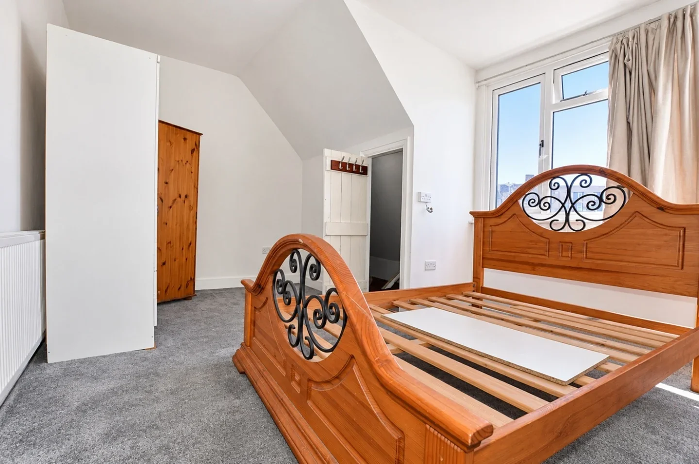 Flat Woodford Avenue in Greater London