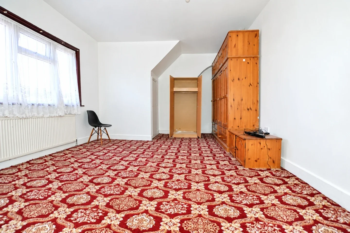Flat Woodford Avenue in Greater London