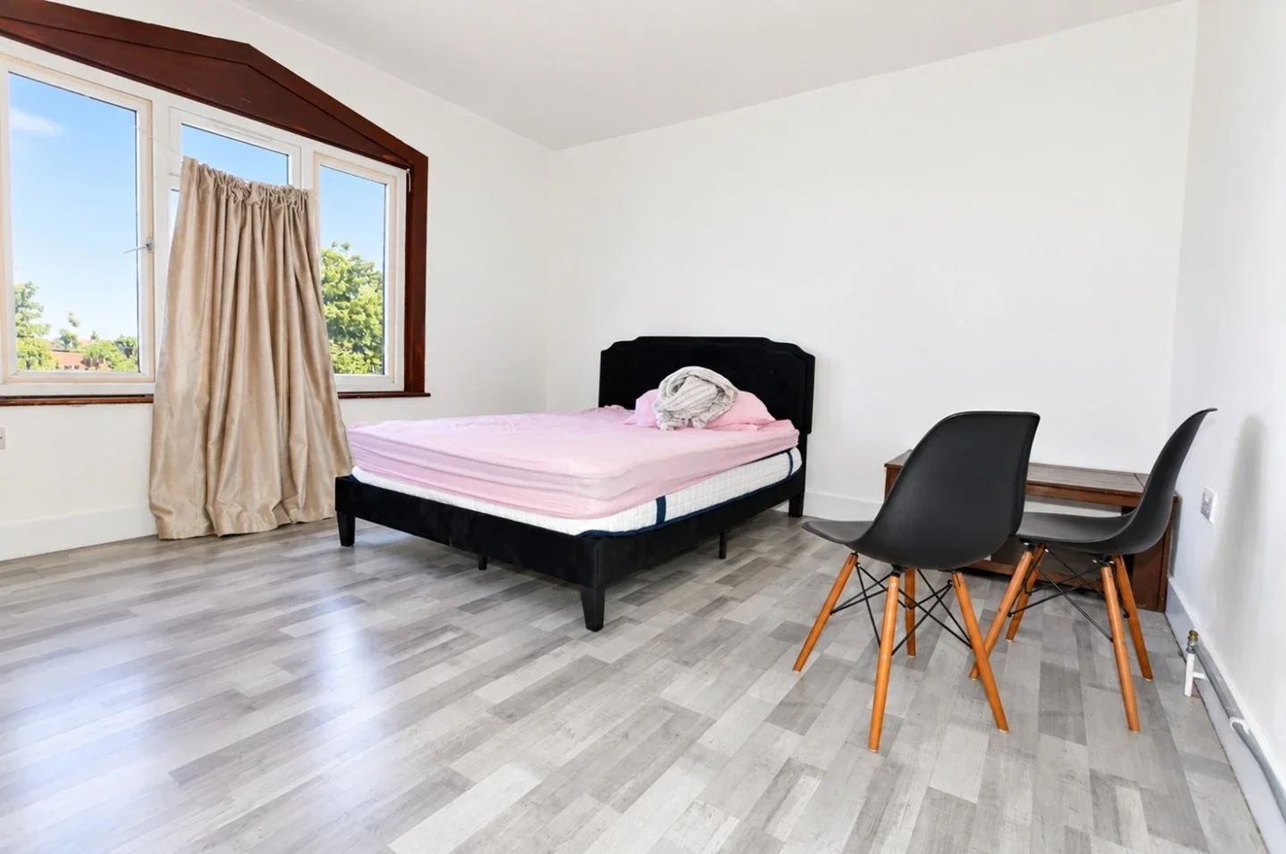 Flat Woodford Avenue in Greater London