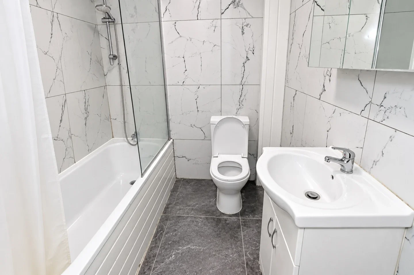 Flat Woodford Avenue in Greater London